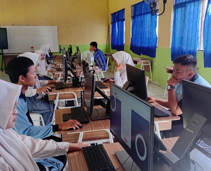 Murakata Students Learning and Support Centre Gelar Cambridge Competition Tahap Preliminary Round di SMKN 1 Batumandi