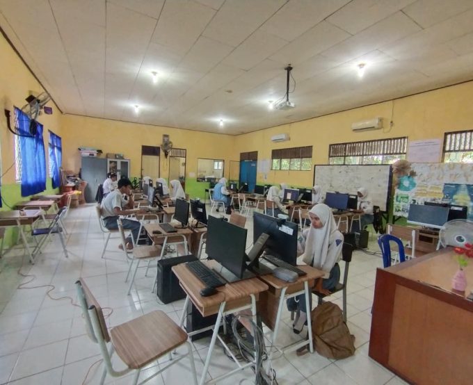 Siswa SMKN 1 Batumandi Kembali Ikuti Cambridge Competition Semi Final Listening