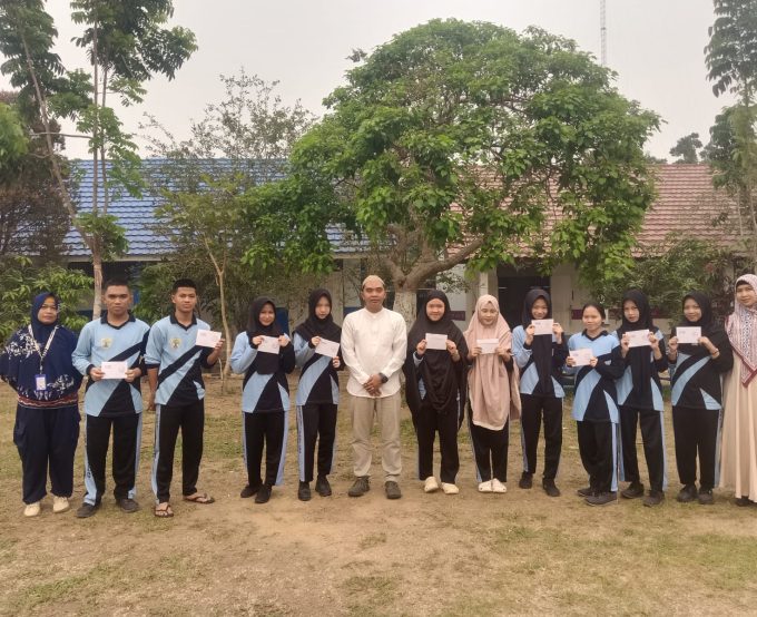 SMKN 1 Batumandi Salurkan Santunan Dana Sosial bagi Murid Yatim dan Piatu